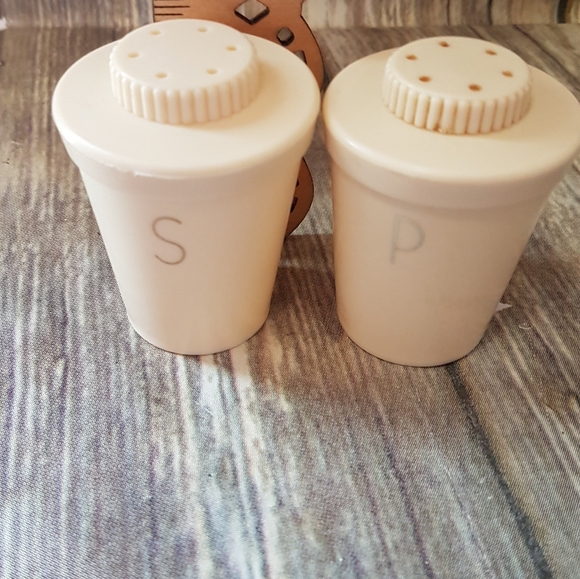 Vintage plastic salt and pepper shakers. - Picture 5 of 5